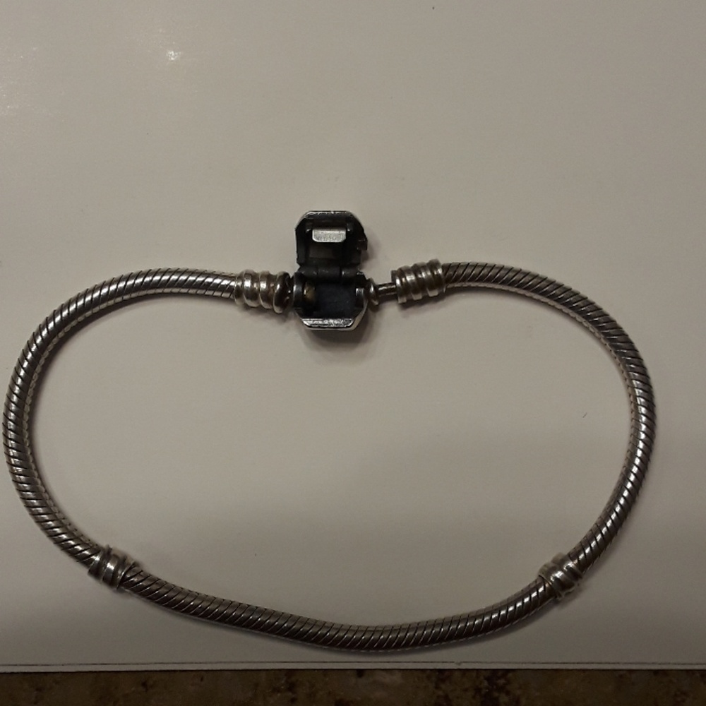 7.1 silver authentic pandora barrel bracelet